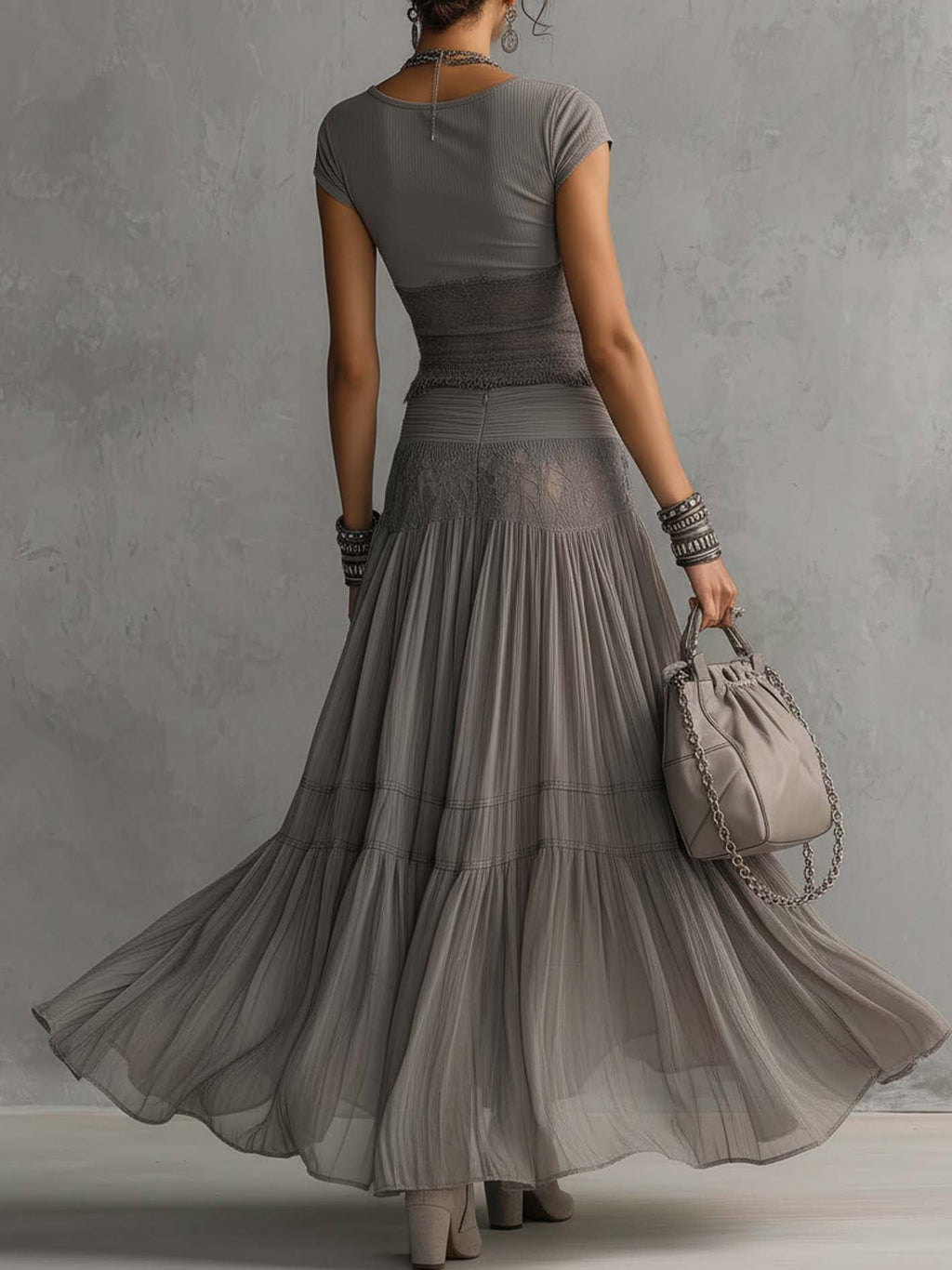 Set Top in Pizzo Grigio e Gonna Maxi Plissettata