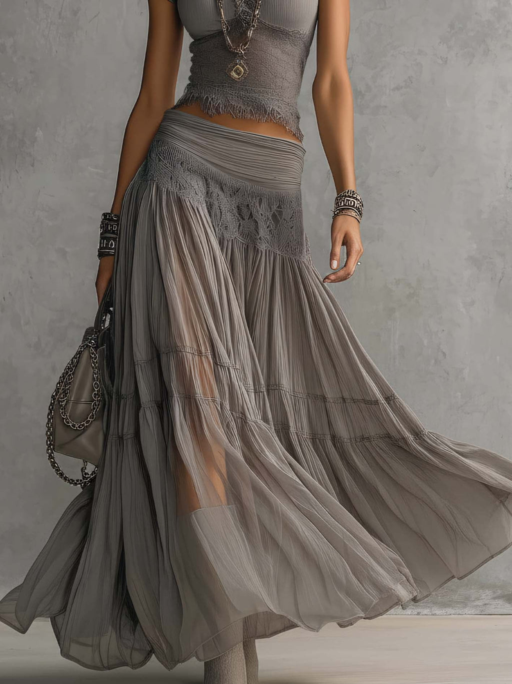 Set Top in Pizzo Grigio e Gonna Maxi Plissettata