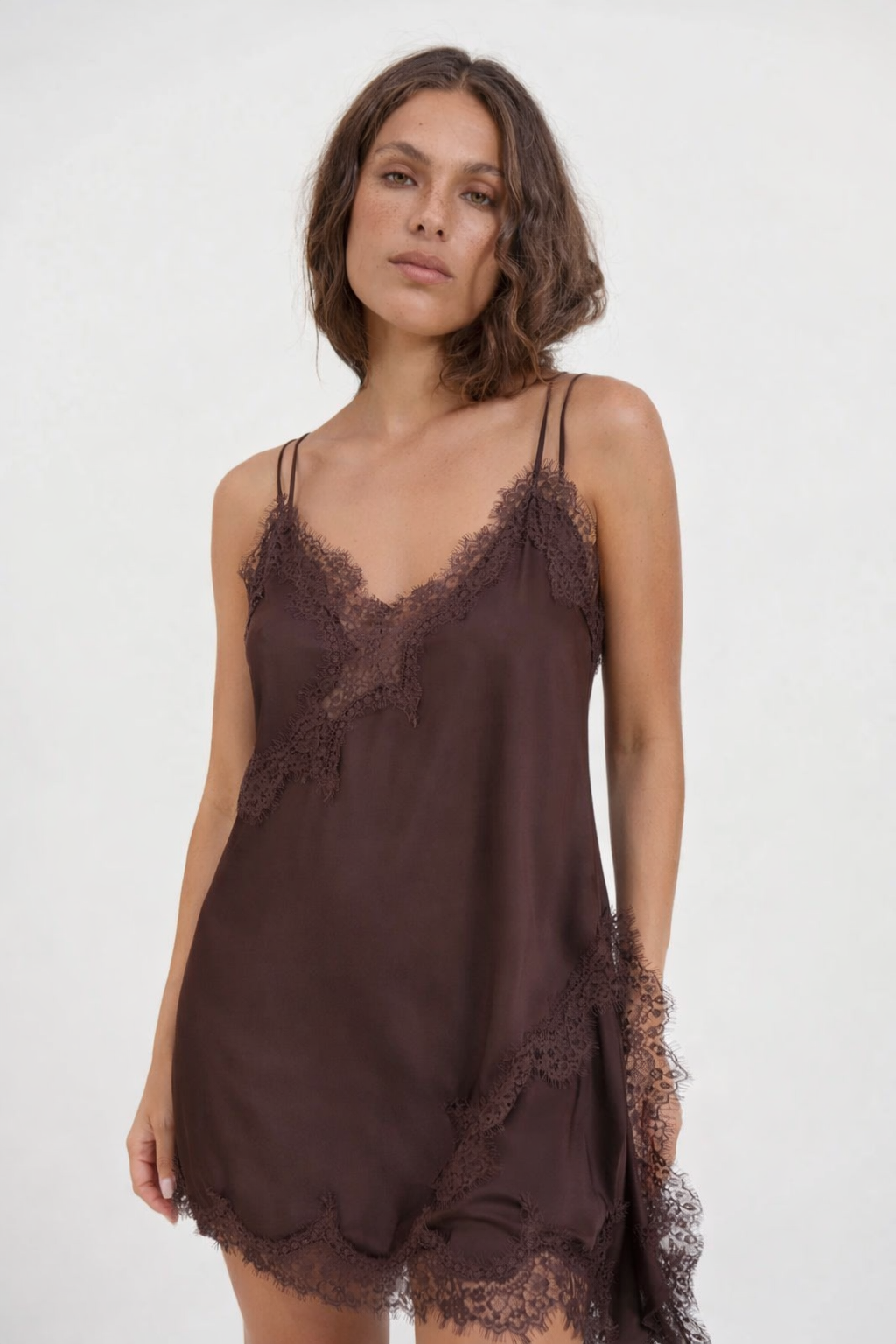 Vestido de encaje asimétrico